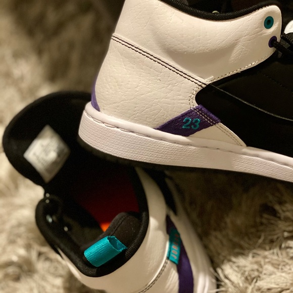 Sneakers - Picture 5 of 7